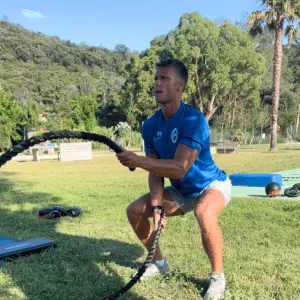 Coach sportif à Cannes proposant un entraînement avec battle rope pour améliorer force et endurance