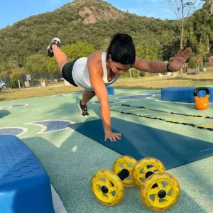 Coaching sportif en extérieur à Cannes avec gainage dynamique et ab-wheel pour renforcer le tronc